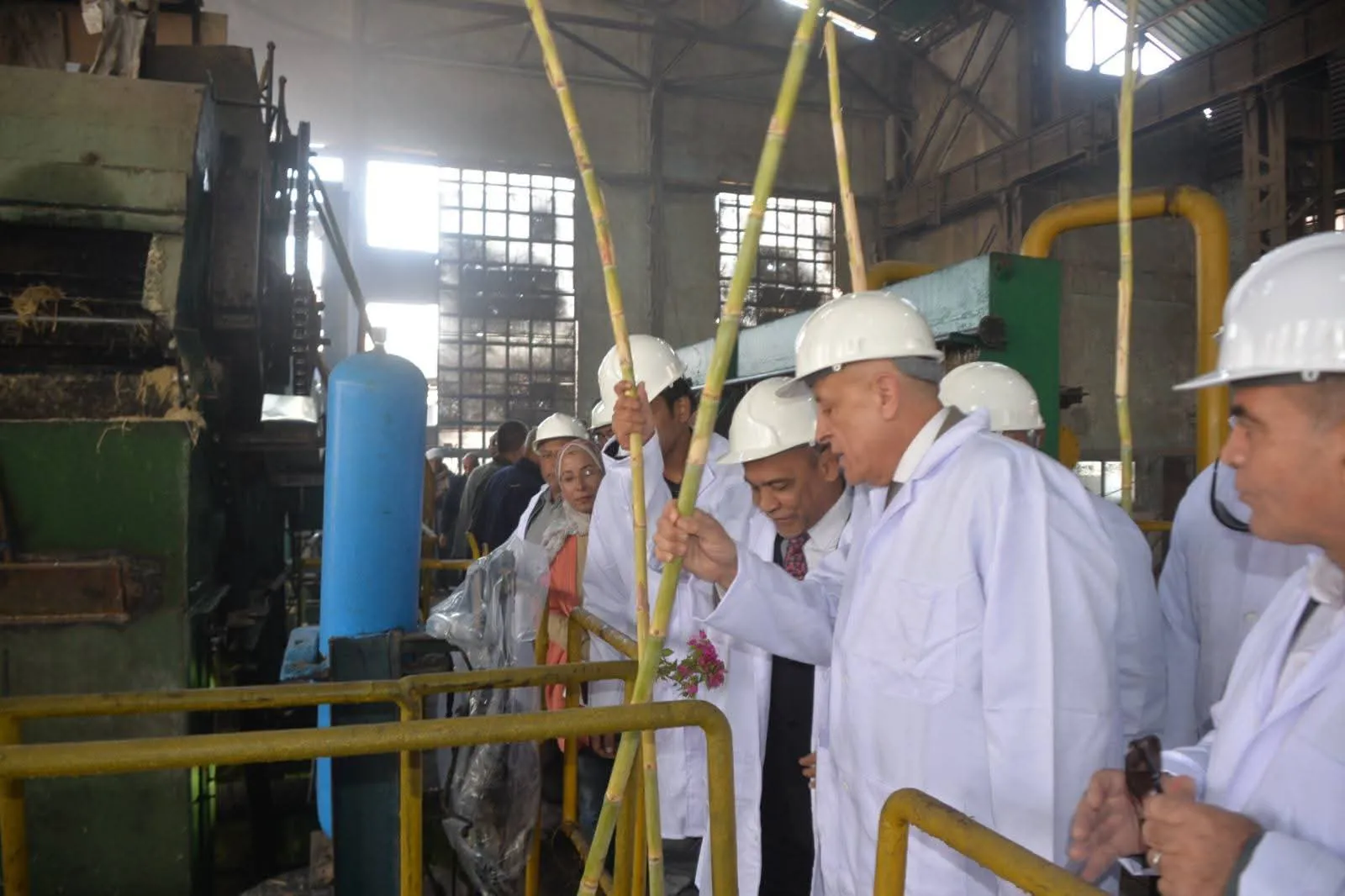 محافظ الأقصر يشهد انطلاق موسم عصير القصب بمصنع سكر أرمنت لعام 2026 وسط إشادة بدور المزارعين (2)